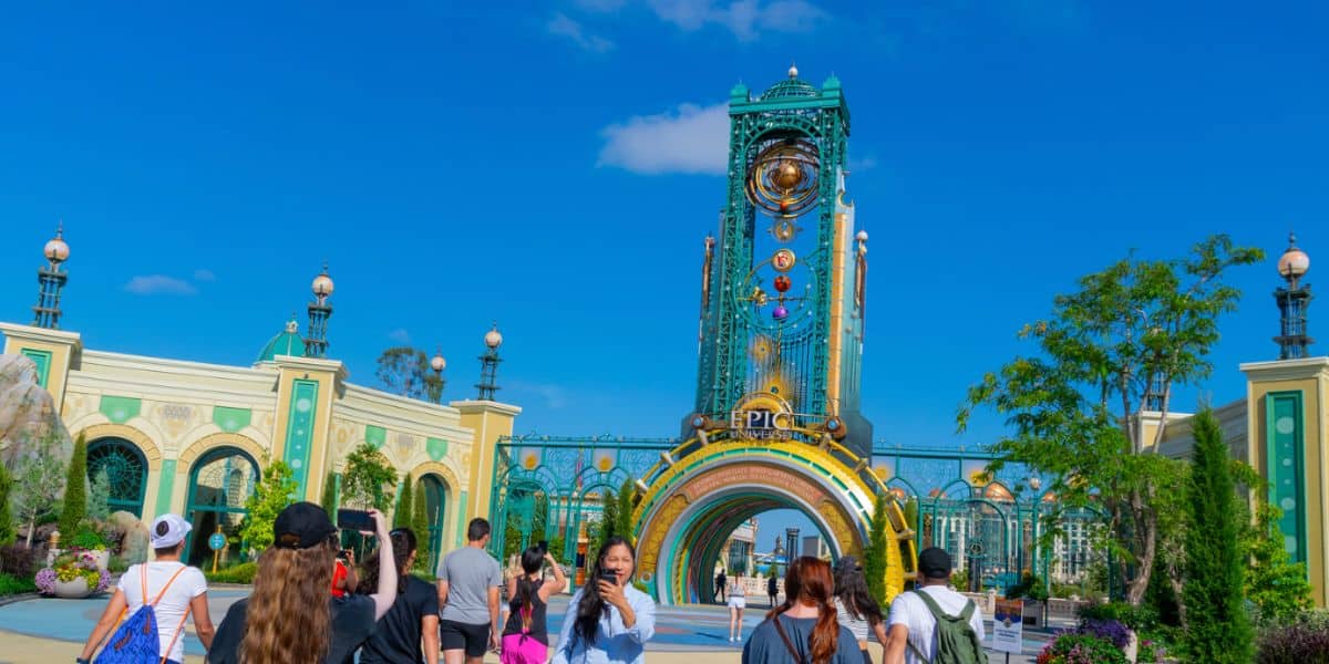 Crowds at Universal's Wizarding World areas